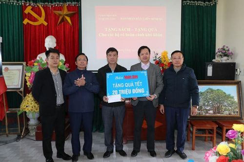 Trao quà tặng hộ nghèo, gia đình có hoàn cảnh khó khăn trên địa bàn xã Quảng Lãng