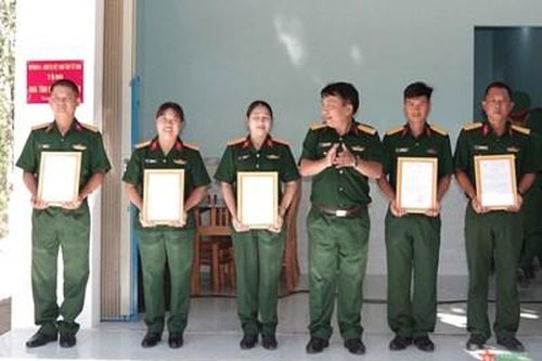 Sư đoàn 5 phối hợp bàn giao 5 căn nhà 'Tình nghĩa quân dân' cho quân nhân khó khăn