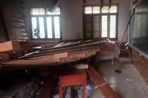 Vụ sập trần gỗ lớp học ở Nghệ An: 1 học sinh phải chuyển ra Hà Nội điều trị