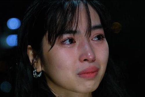 Sau khi đính chính tin đồn 'phim giả tình thật', Khánh Vân của 'Mắt biếc' làm dân mạng tò mò khi vừa hát vừa khóc