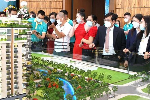 Thị trường bất động sản: Nhiều dự án tái khởi động, giá neo cao