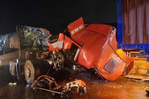 Hà Tĩnh: Cứu người mắc kẹt trong xe sau tai nạn giao thông