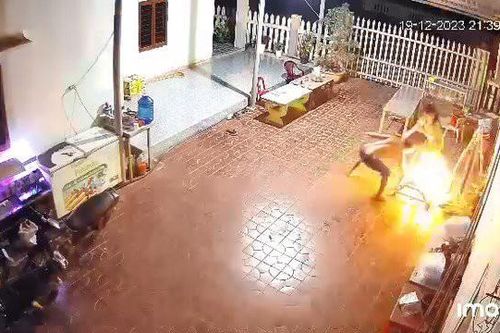 Đang nằm võng, người phụ nữ bị 'chồng hờ' phóng hỏa đốt phải nhập viện