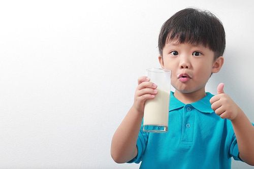 Tràn lan quảng cáo sữa tăng chiều cao: Trò lừa đảo kinh điển