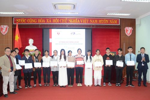 Trao hơn 40 suất học bổng cho sinh viên của ĐH Huế có hoàn cảnh khó khăn