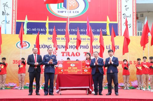 Trường học tặng 3.500 lá Quốc kỳ cho chiến sĩ nơi đảo xa đúng dịp 22/12