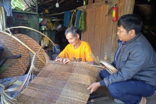 'Giữ lửa' nghề đan lát của người Tà Riềng