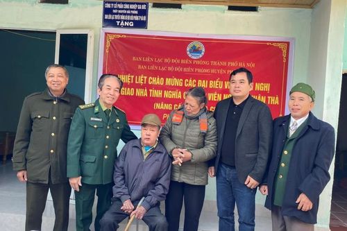 Bàn giao 'Nhà tình nghĩa' cho gia đình cán bộ BĐBP đã nghỉ hưu