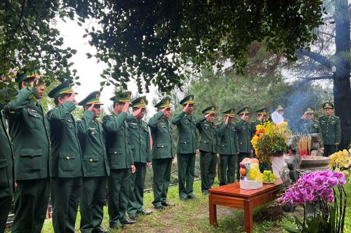 BĐBP Quảng Bình dâng hương Đền thờ Bác Hồ, các Anh hùng liệt sĩ và mộ Đại tướng Võ Nguyên Giáp