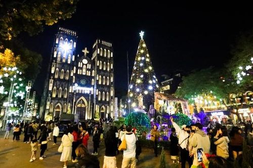 Dòng người 'đổ xô' về Nhà thờ Lớn Hà Nội chụp hình trước thềm Giáng sinh