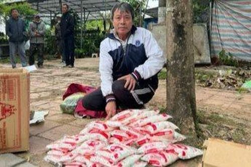 Bắt đối tượng bán mì chính giả trên vỉa hè