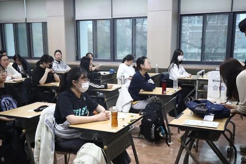 Học sinh Hàn Quốc kiện chính phủ vì phải nộp bài thi sớm hơn 90 giây