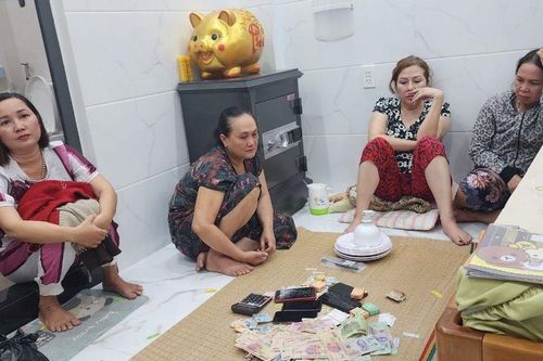 Bắt quả tang bốn 'quý bà' đánh bài tứ sắc ăn tiền