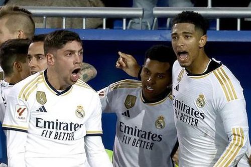 Real Madrid chiếm ngôi đầu, bắt Barcelona ngửi khói ở cuộc đua vô địch