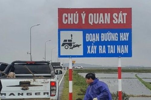 Lắp biển cảnh báo tại ngã tư 'tử thần' trên đường ven biển Hà Tĩnh
