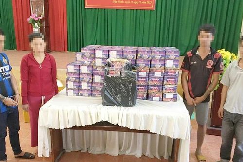 Bắt hai vợ chồng cầm đầu đường dây buôn bán pháo nổ và động vật hoang dã