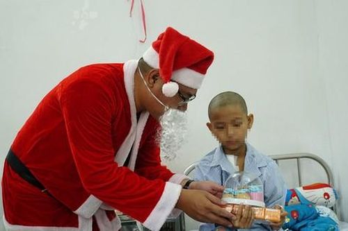 Ông già Noel đến với bệnh nhi Cần Thơ