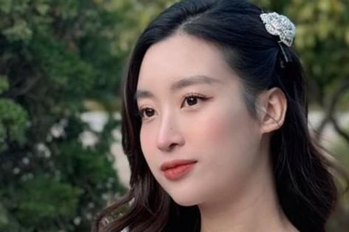 Showbiz 22/12: Đỗ Mỹ Linh đi đám cưới, nhan sắc gây chú ý