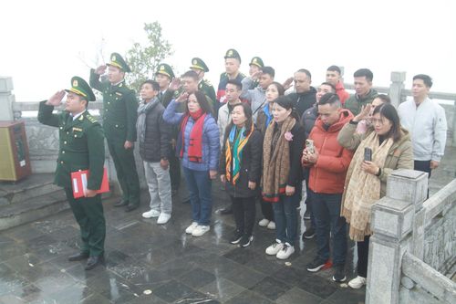 Tri ân những 'chiến sĩ quân hàm xanh'