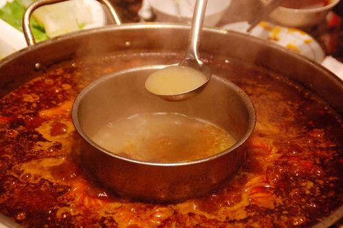 Dùng nước lẩu thừa bán cho khách, chủ quán bị phạt hơn 17 tỷ đồng, án tù 12 năm