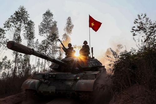 Xe tăng T-54B cải tiến diễn tập đánh chiếm mục tiêu