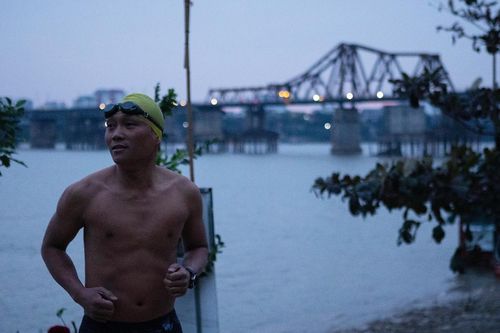 Đội bơi 'cảm tử' liều mình trên sông Hồng ngày rét dưới 10 độ C