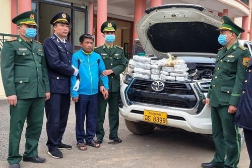 Bắt đối tượng người Lào chở hơn 21kg ma túy, mang theo súng vào Việt Nam
