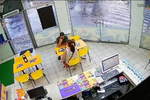 Đang ngồi ăn trong cửa hàng, cặp vợ chồng bất ngờ bị ô tô lao vào đâm trực diện