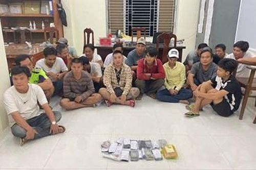 Tạm giữ hình sự 2 đối tượng tổ chức đá gà mạng và chơi bài tây ăn tiền