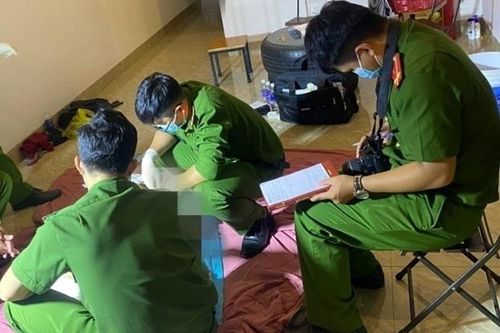 Đưa bạn gái vào nhà nghỉ rồi dùng súng bắn, ép bạn gái uống thuốc tự tử