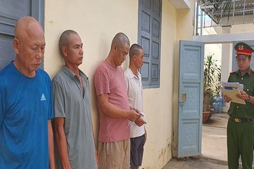 Khởi tố 13 bị can khai thác vàng trái phép vùng giáp ranh