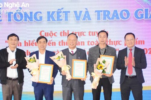 Trao giải Cuộc thi trực tuyến Tìm hiểu kiến thức an toàn thực phẩm thuộc lĩnh vực ngành Y tế quản lý năm 2023