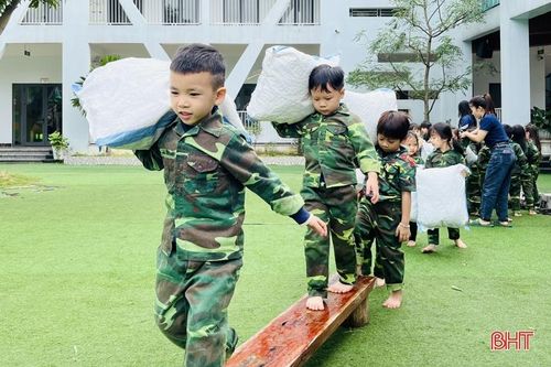 'Một ngày làm chiến sỹ' của học sinh mầm non Trung Kiên