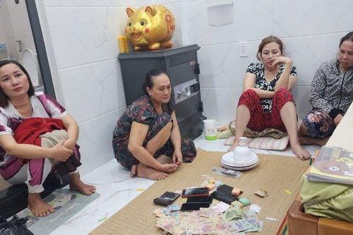 Bắt quả tang 4 'quý bà' đánh bài tứ sắc ăn tiền