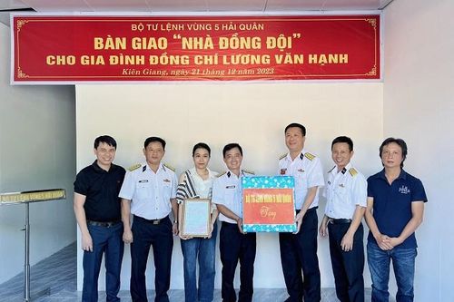 Vùng 5 Hải quân bàn giao 'Nhà đồng đội' cho quân nhân hoàn cảnh khó khăn