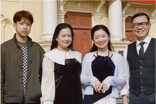 Nam thần màn ảnh 2 vợ chồng đều mang quân hàm Đại tá, là cặp 'trai tài gái sắc' hạnh phúc của showbiz Việt