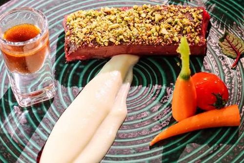 Bò áp chảo phủ hạt dẻ