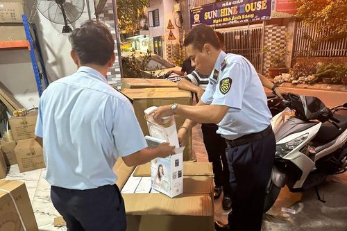 Tạm giữ nhiều hàng hóa nhập lậu tại xã Bà Điểm