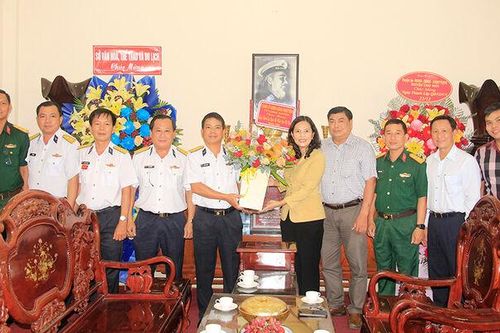 Bí thư Thành ủy, Chủ tịch HĐND TP. Long Xuyên Đặng Thị Hoa Rây thăm lực lượng vũ trang, nhân kỷ niệm 79 năm Ngày thành lập Quân đội Nhân dân Việt Nam