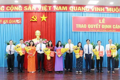 Ban Thường vụ Tỉnh ủy An Giang trao quyết định 7 cán bộ
