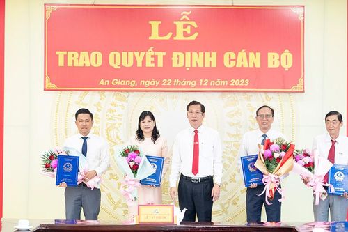 UBND tỉnh An Giang trao quyết định 4 cán bộ