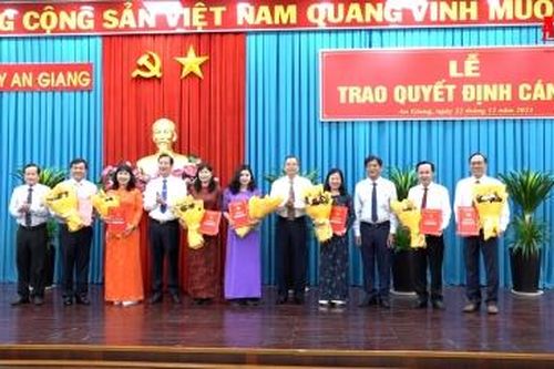Ban Thường vụ Tỉnh ủy An Giang trao quyết định 7 cán bộ