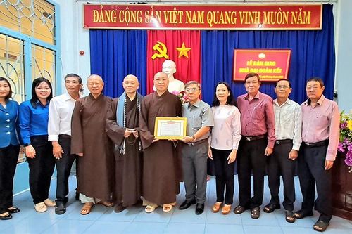 UBMTTQVN TP. Châu Đốc trao 9 căn nhà Đại đoàn kết cho hộ cận nghèo, khó khăn
