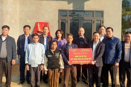 Trao nhà đại đoàn kết và học bổng tại huyện Kim Bôi