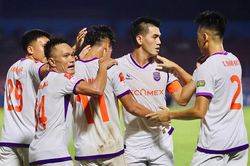 V.League 'cắt đôi nỗi sầu' từ sân cỏ đến ghế HLV