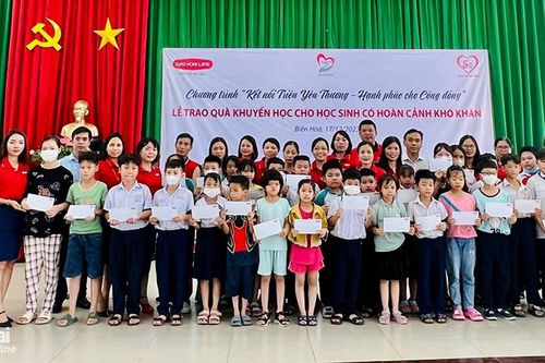Dai-ichi Life VN trao học bổng cho học sinh có hoàn cảnh khó khăn tại Biên Hòa