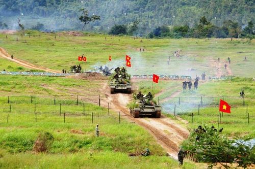 Lực lượng vũ trang nâng cao chất lượng huấn luyện và chăm lo đời sống người dân