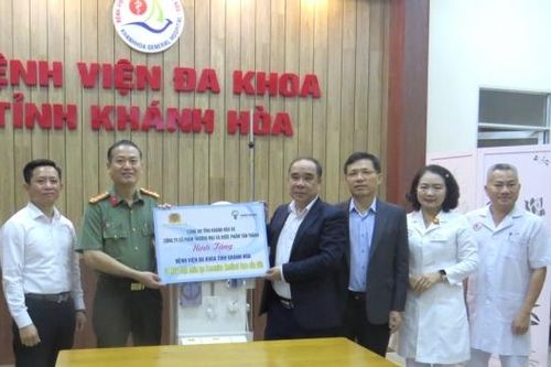 Trao tặng máy chạy thận nhân tạo cho Bệnh viện Đa khoa tỉnh Khánh Hòa