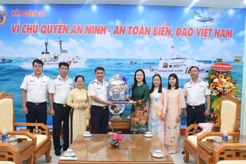 Hội Liên hiệp Phụ nữ tỉnh Khánh Hòa thăm, chúc mừng Hải đoàn Cảnh sát biển 32