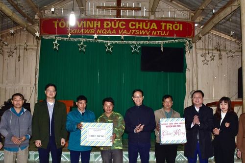 Thăm, tặng quà các điểm sinh hoạt tôn giáo, giáo dân tại huyện Bảo Yên và thị xã Sa Pa